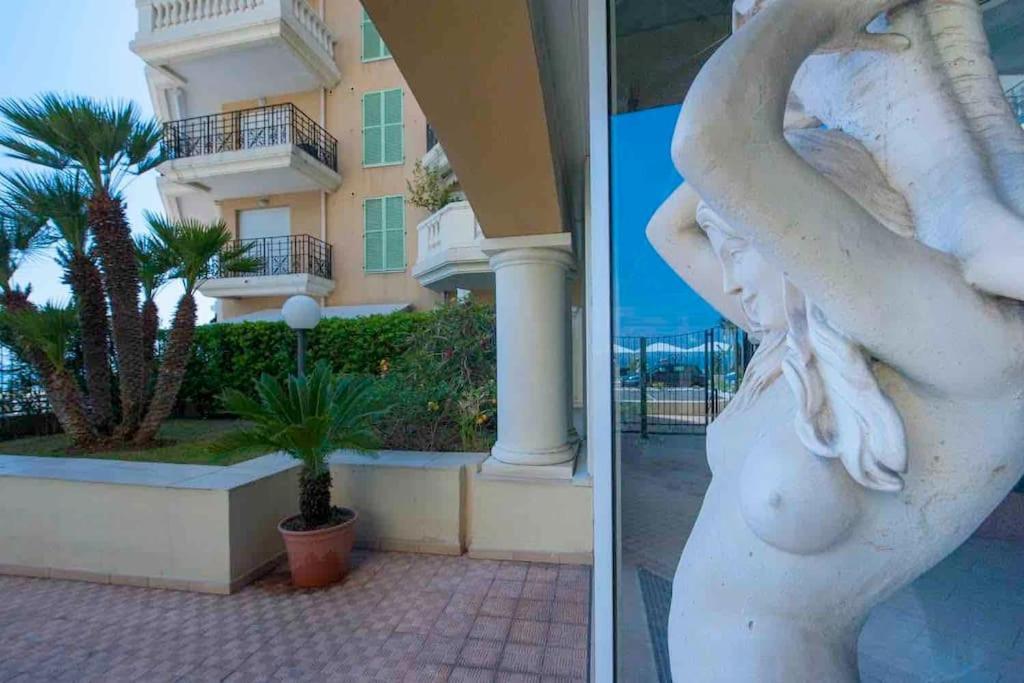Superbe Studio Avec Terrasse En Front De Mer Ментона Экстерьер фото